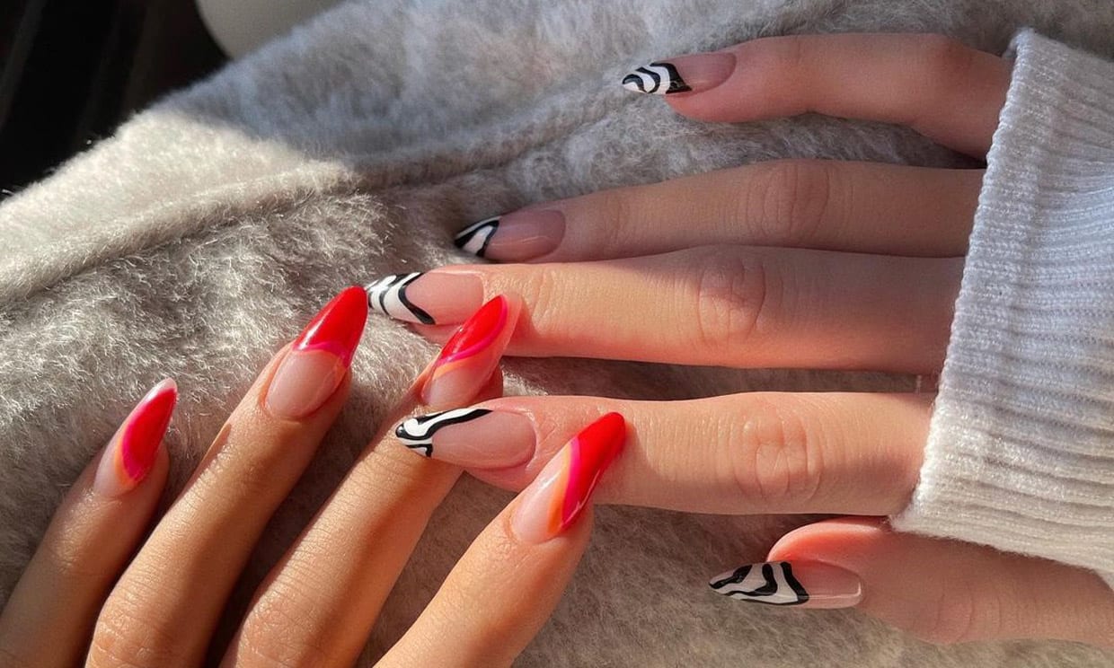 Uñas efecto líquido metálico: un brillo intenso en tus manos