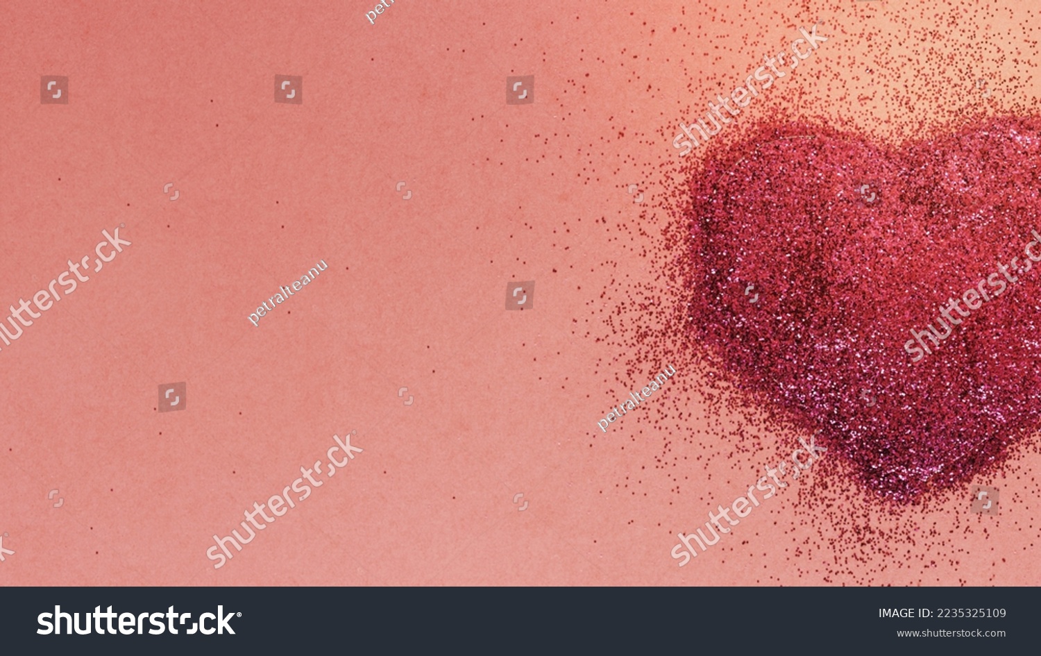 Uñas en degradado de glitter: brillo y destellos para un look deslumbrante