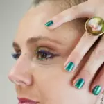 Uñas en tonos amarillos: diseños alegres y radiantes