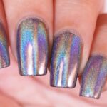 Uñas en tonos metálicos: diseños futuristas y llamativos