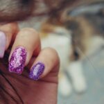 Uñas en tonos púrpuras: diseños misteriosos y elegantes