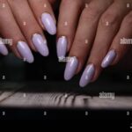 Uñas largas en estilo vintage: un toque retro en tu manicura