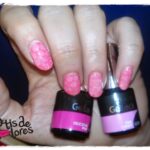 Uñas naturales con diseño de lunares: diversión y estilo garantizados