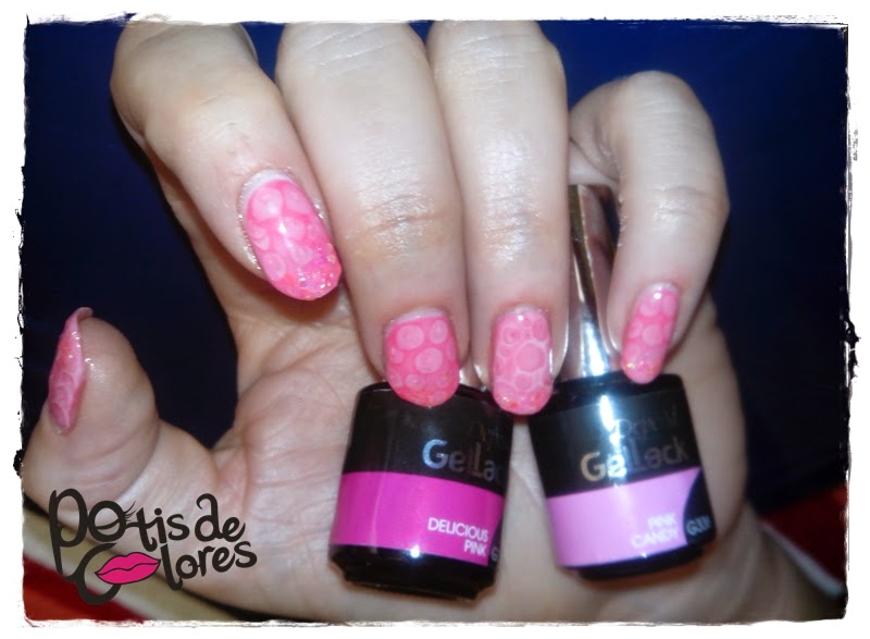 Uñas naturales con diseño de lunares: diversión y estilo garantizados