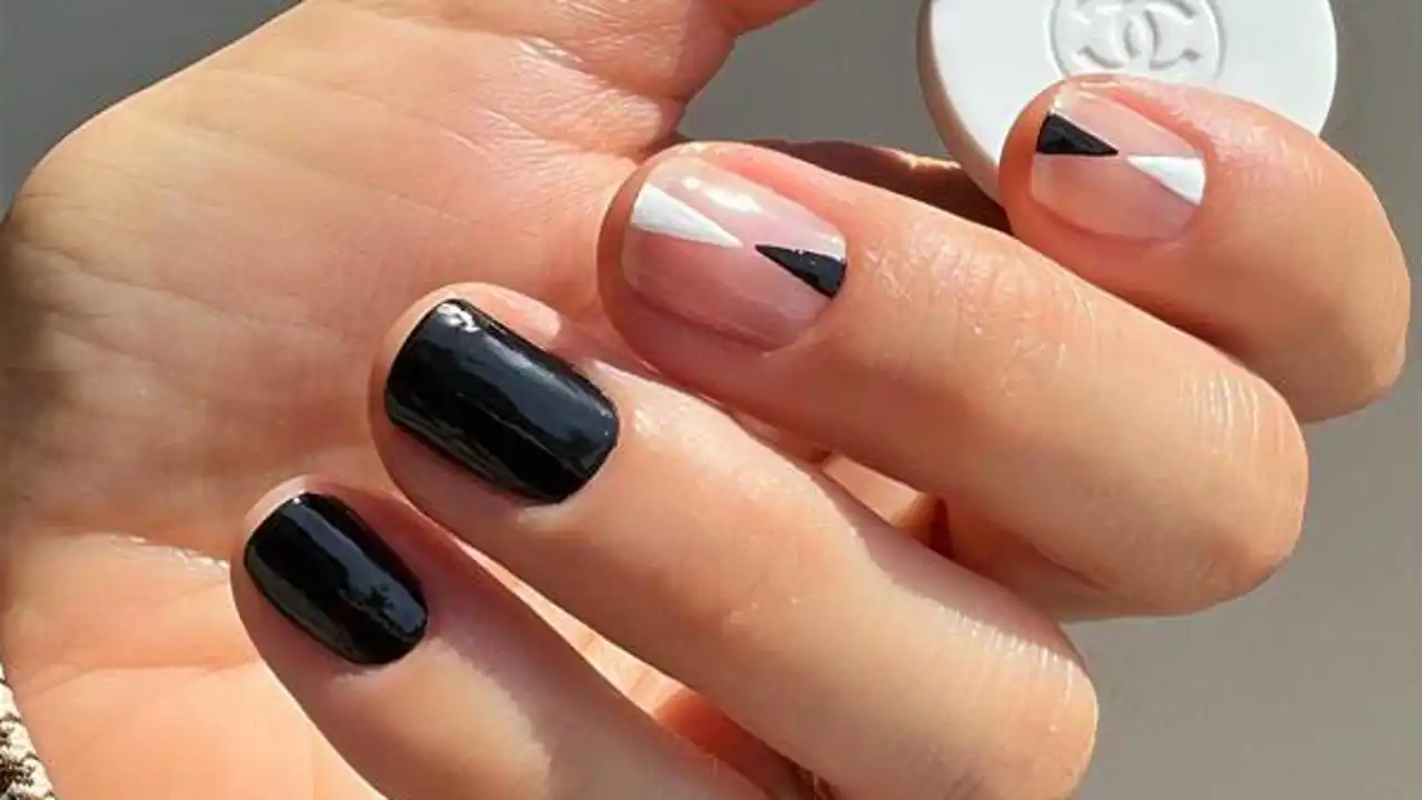 Uñas naturales y elegantes con diseños geométricos